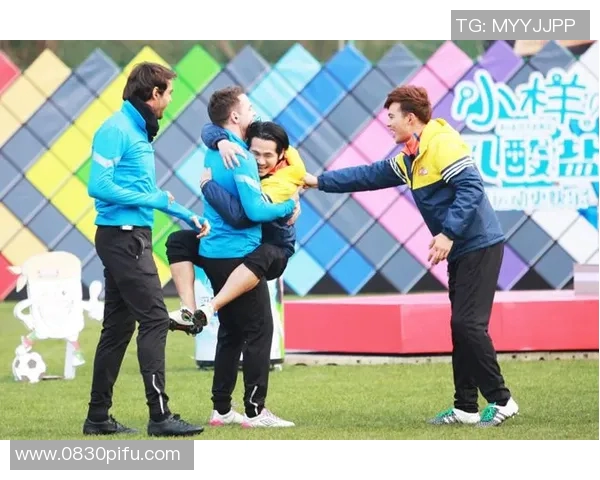 足球明星立牌合影照片展现球场魅力与明星风采的精彩瞬间